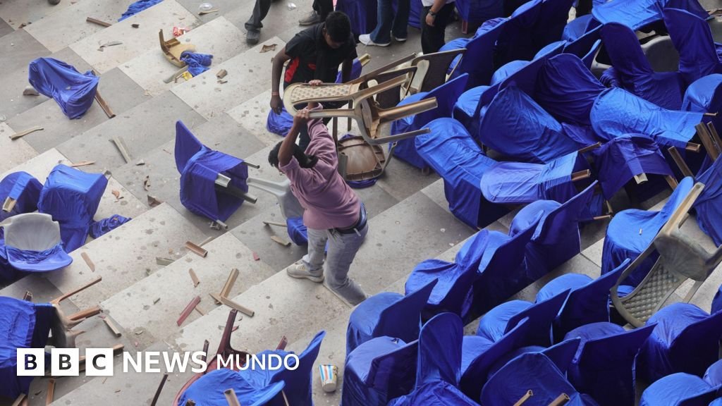 Aficionados molestos arrojan sillas y botellas durante un evento de Messi en India