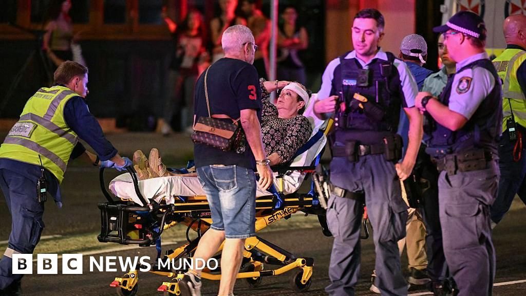 Al menos 16 personas pierden la vida en un tiroteo en un evento de la comunidad judía en Bondi Beach, la icónica playa australiana.