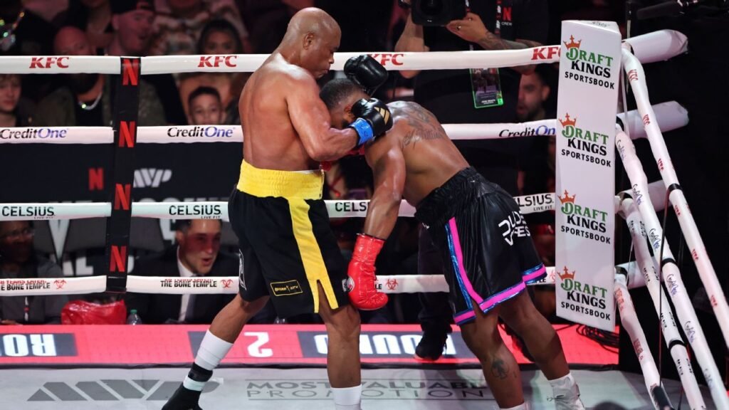 Anderson Silva derribó a Woodley y se llevó la victoria en la pelea de excampeones de la UFC