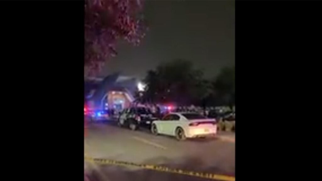 Asesinan a dos hombres en el estacionamiento de un centro comercial.