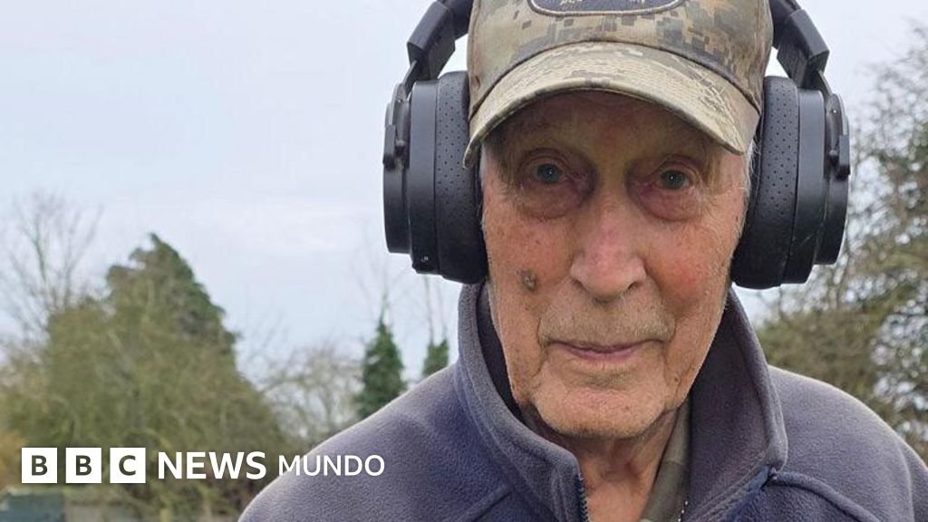 Descubrí una espada que alguien sostiene con firmeza