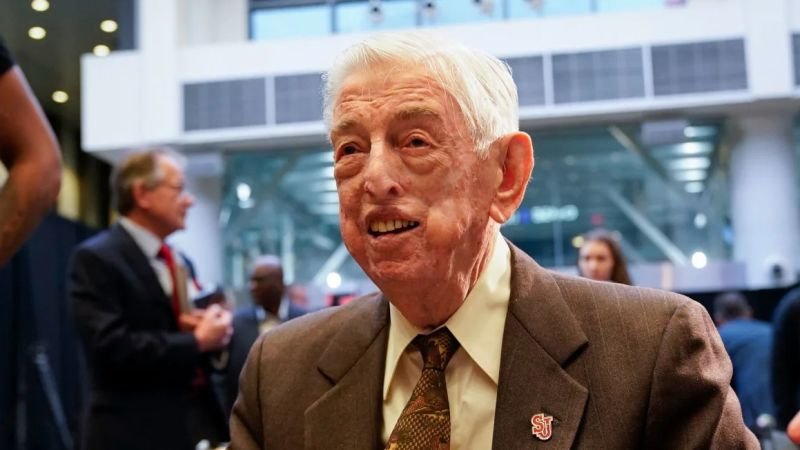 Fallece Lou Carnesecca, legendario entrenador del Salón de la Fama del Baloncesto y líder de St. John's durante 24 temporadas, a los 99 años.