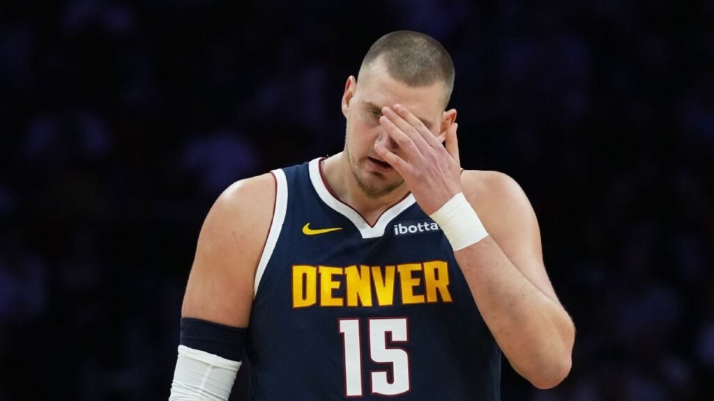 Jokic se retira cojeando tras una lesión en el partido contra los Heat