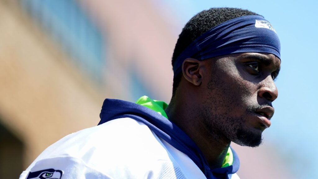 La NFL impone suspensión sin salario a Derick Hall por un partido