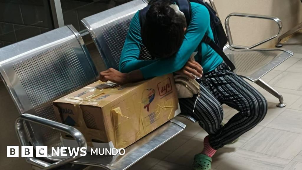 La conmovedora imagen de una madre recibiendo el cuerpo de su bebé en una caja de cartón y su reflejo en la crisis de salud de Ecuador.