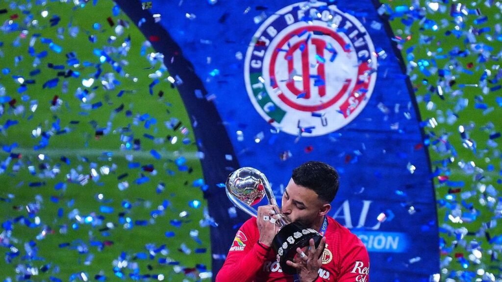 La emoción de Alexis Vega al vencer a Tigres: lágrimas de un niño con Chivas