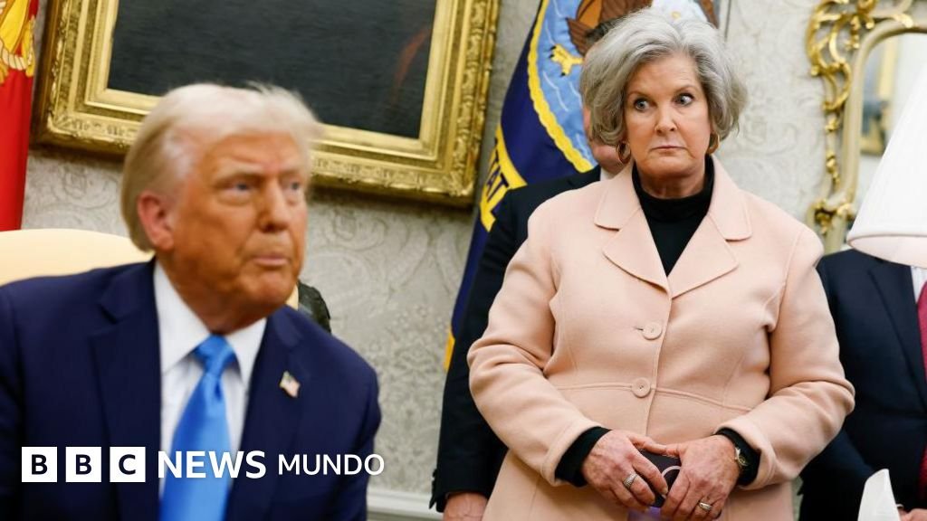 La jefa de gabinete de Trump denuncia a Vanity Fair por tergiversar sus declaraciones sobre el presidente y su administración.