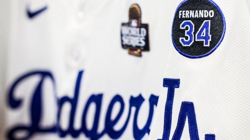 Los Dodgers rinden tributo a Fernando Valenzuela con un parche especial en la Serie Mundial