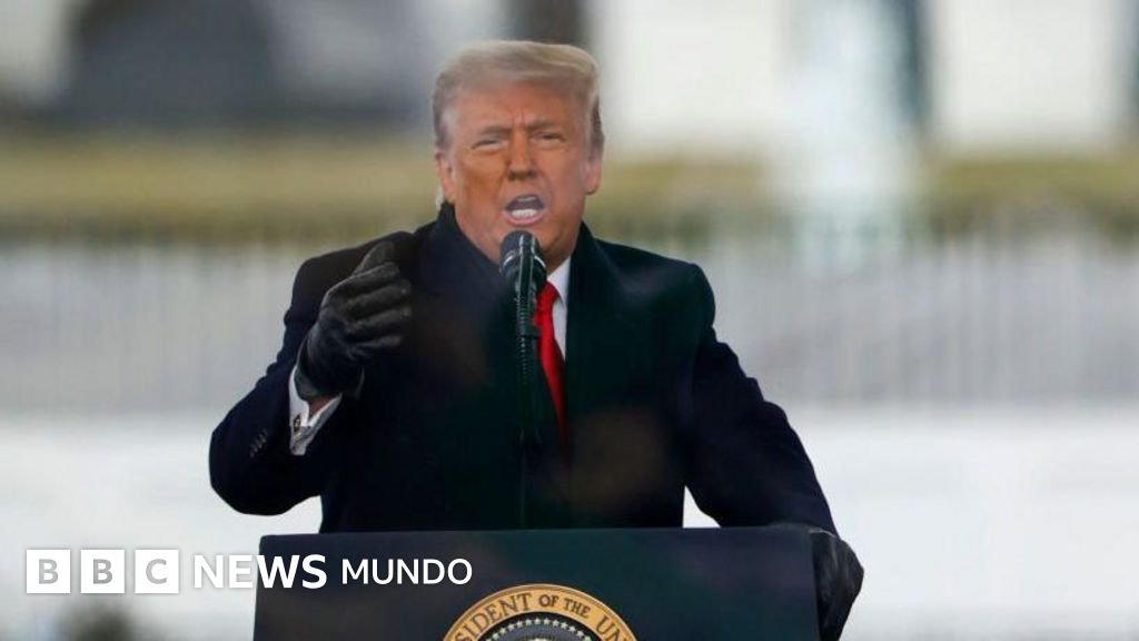 Trump interpone una demanda millonaria contra la BBC por un reportaje que modificó sus declaraciones.