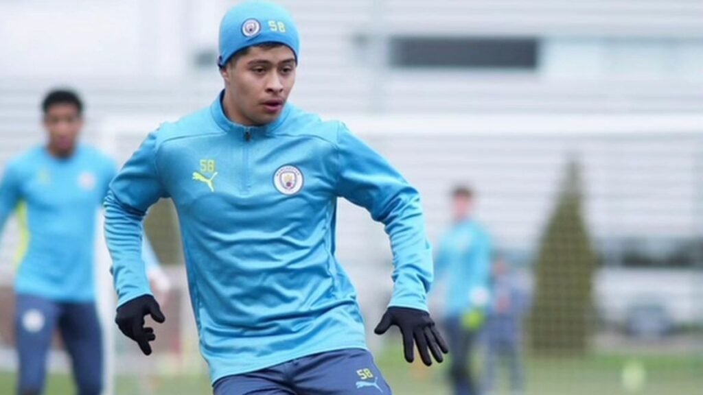 ¿Quién es Alex Alcalá? Su trayectoria desde la academia del Manchester City hasta Querétaro