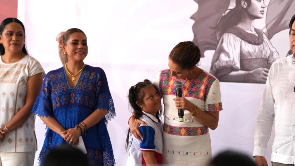 Claudia Sheinbaum otorga tarjetas de la Beca Rita Cetina en Tecpan de Galeana, Guerrero