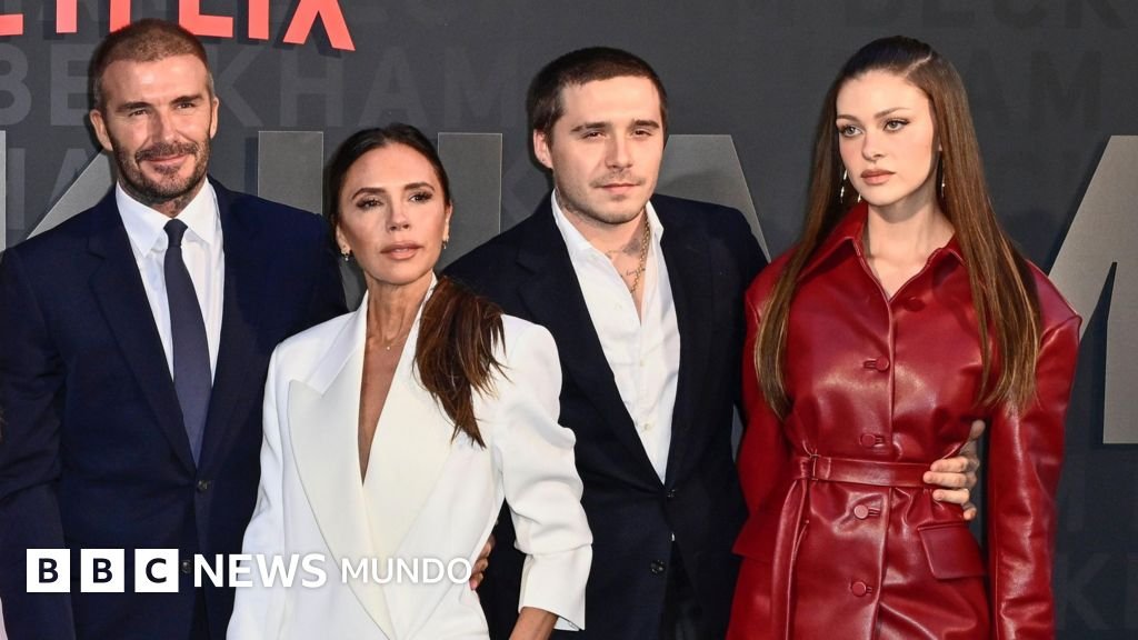 Las sorprendentes revelaciones de Brooklyn Beckham sobre sus padres en redes sociales: desde el drama del vestido de novia hasta el controvertido primer baile.