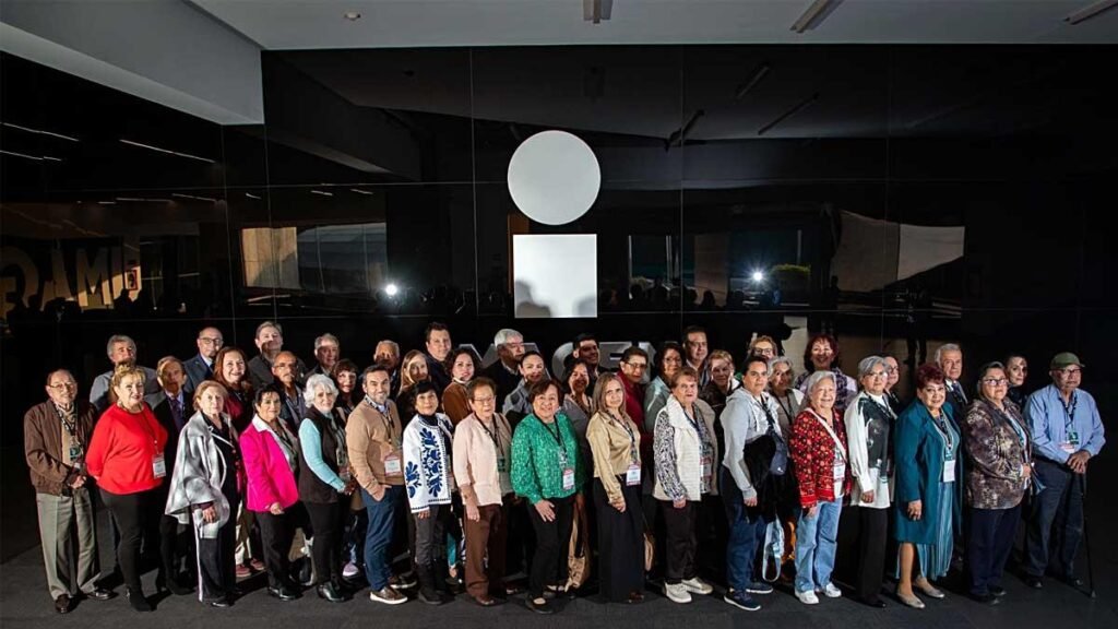 Suscriptores de Excélsior reciben un cálido abrazo en su visita al Periódico de la Vida Nacional