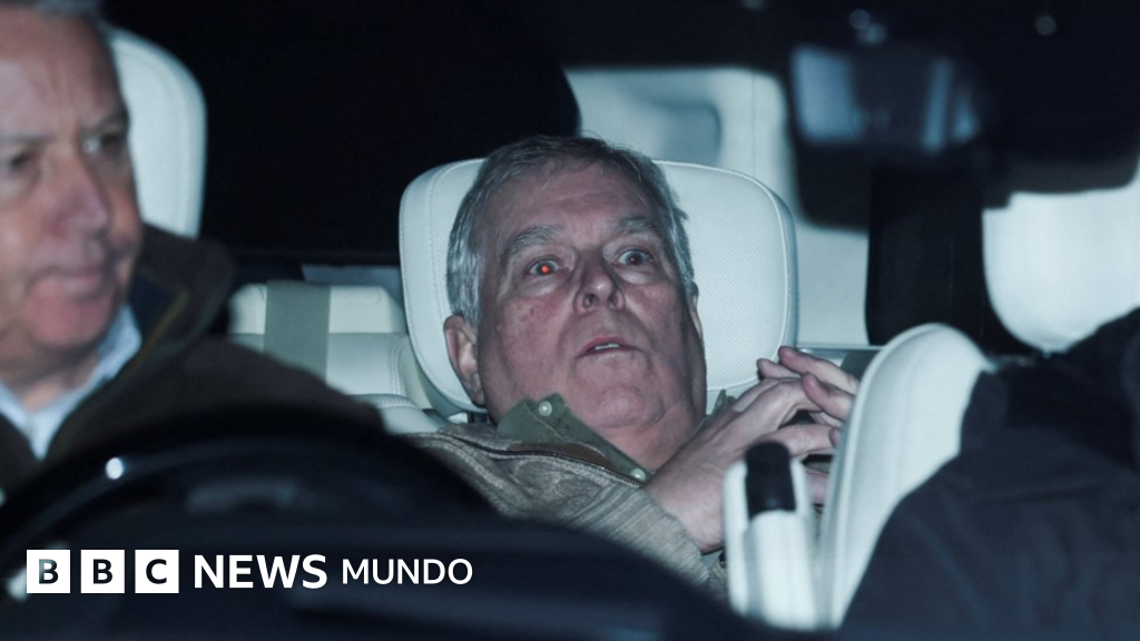 Detienen temporalmente al expríncipe Andrés, hermano del rey Carlos III, por presunta mala conducta en un cargo público.