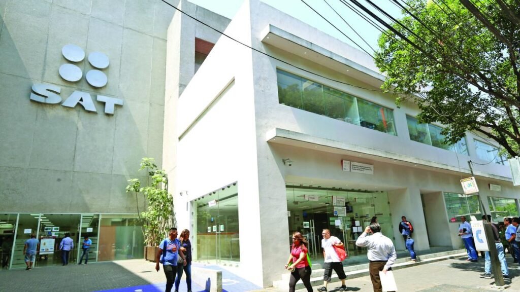 SAT acusa a 1,063 delincuentes fiscales