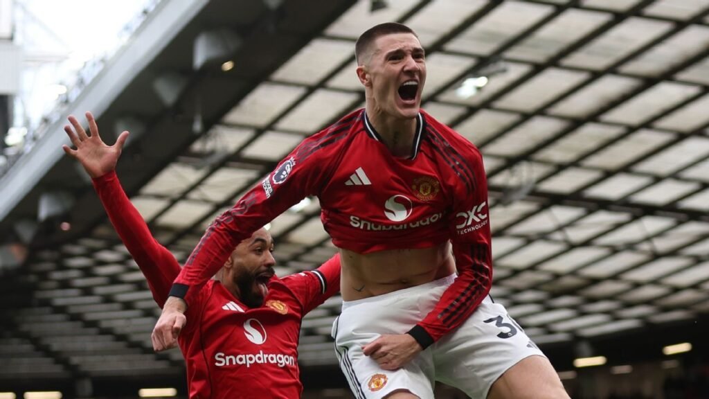 El Manchester United vence al Aston Villa y se queda con el tercer puesto en solitario
