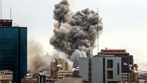 Israel lanza un ataque a la oficina presidencial en Teherán mientras el número de muertos en Irán supera los 780