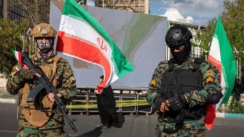 Descubre cómo EE.UU. e Irán lograron un acuerdo para el cese al fuego y la reapertura del estrecho de Ormuz.