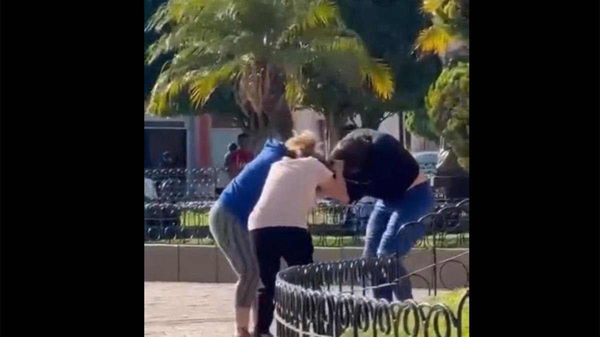 Vecinas confrontan a una mujer trans por sus insultos en transmisiones en vivo