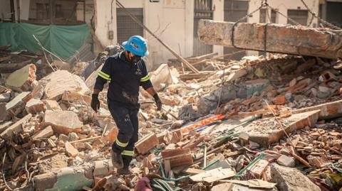 Momentos decisivos en Colombia para salvar a los sobrevivientes del devastador terremoto que ha causado al menos 181 fallecidos y más de 2,500 heridos