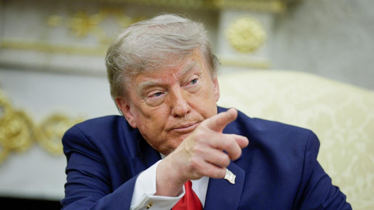 Trump descarta la falta de municiones en EE. UU. y advierte con cárcel a quienes filtren información.