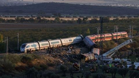 Al menos 68 fallecidos en un accidente de trenes de alta velocidad en España por una decisión "inexplicable" del control ferroviario