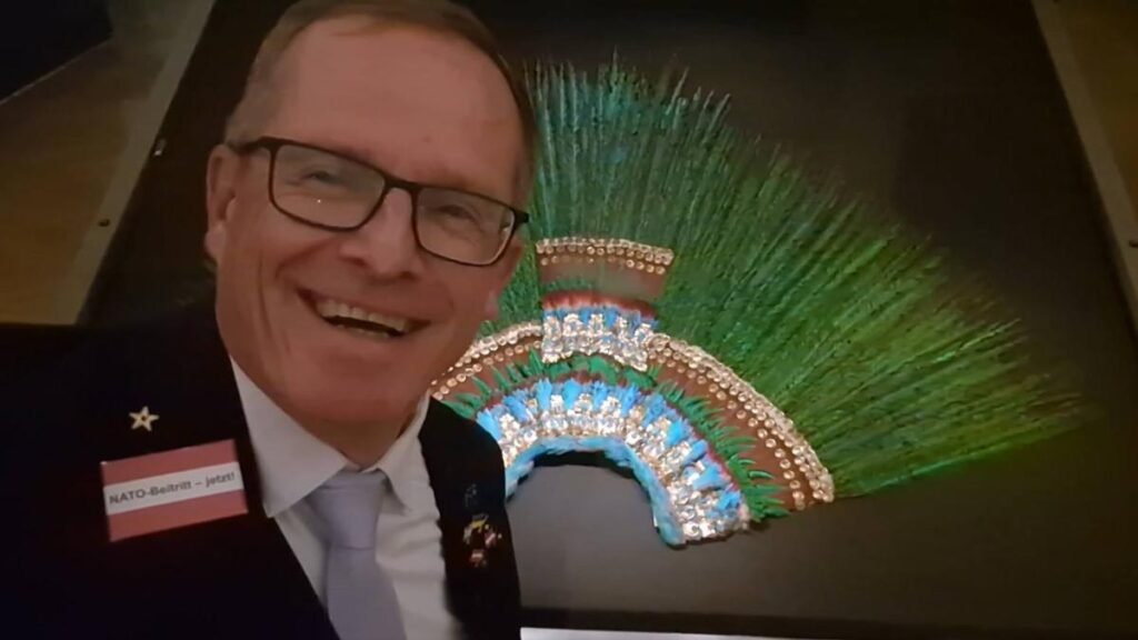Candidato presidencial austriaco se compromete a regresar a México el penacho de Moctezuma | VIDEO