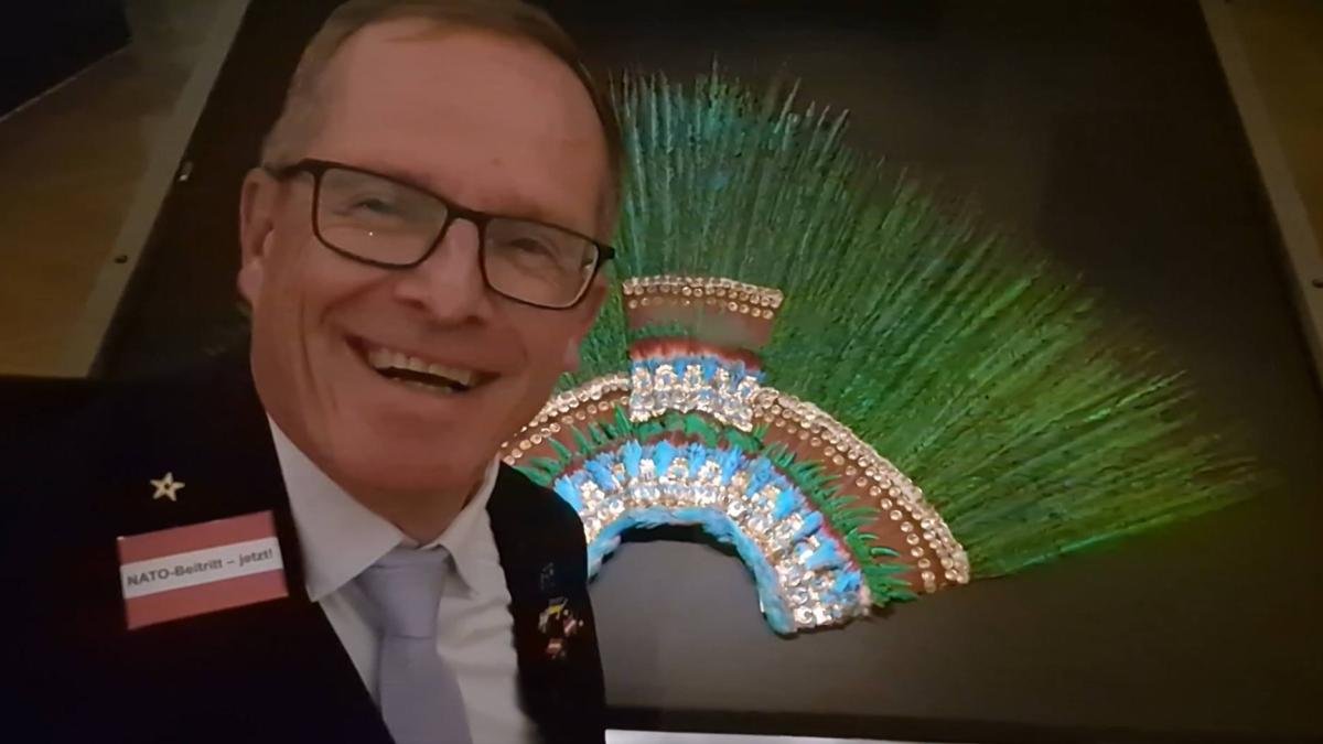 Candidato presidencial austriaco se compromete a regresar a México el penacho de Moctezuma | VIDEO