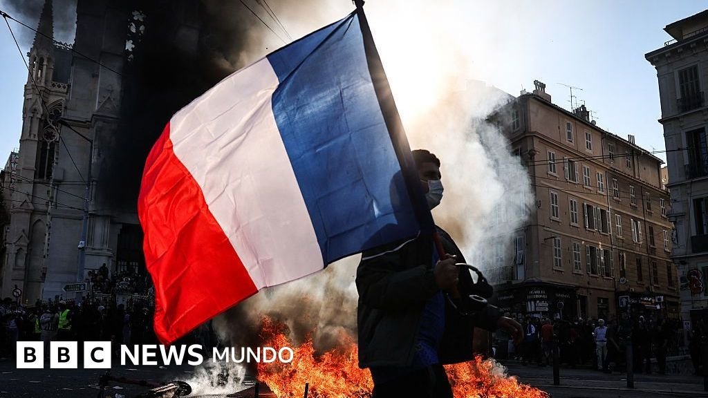 El impacto del "efecto bola de nieve" de la deuda en la crisis económica que provoca protestas en Francia