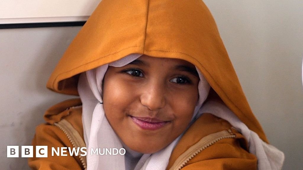 Niños que enfrentan francotiradores y morteros para asistir a la escuela en el frente de guerra en Yemen