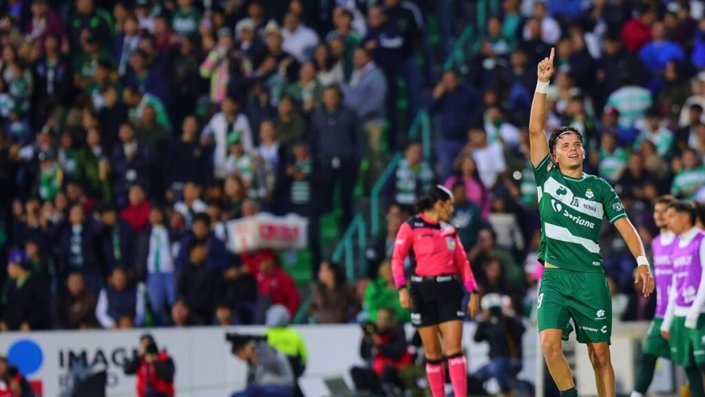 Santos alcanza su quinta victoria seguida gracias al hat-trick del mexicano Tahiel Jiménez
